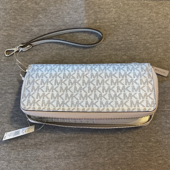 Michael Kors Jet Set Charm Silver Wallet Wristlet NIB New - Picture 6 of 6